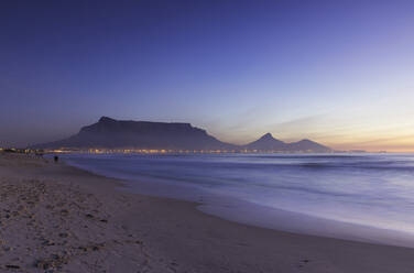 Blick auf den Tafelberg vom Milnerton Beach bei Sonnenuntergang, Kapstadt, Westkap, Südafrika, Afrika - RHPLF00372