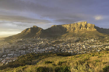 Tafelberg in der Morgendämmerung, Kapstadt, Westkap, Südafrika, Afrika - RHPLF00373