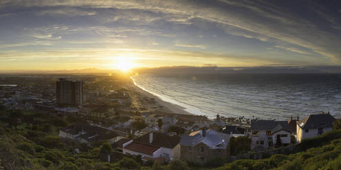 Blick auf Muizenberg Beach bei Sonnenaufgang, Kapstadt, Westkap, Südafrika, Afrika - RHPLF00378
