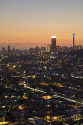 Blick auf die Skyline bei Sonnenuntergang, Johannesburg, Gauteng, Südafrika, Afrika - RHPLF00382