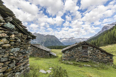 Typische alpine Steinhütten, Entova Alp, Malenco Tal, Provinz Sondrio, Valtellina, Lombardei, Italien, Europa - RHPLF00411