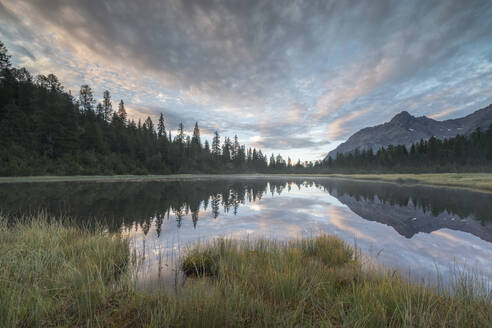 Wolken spiegeln sich im Entova-See in der Morgendämmerung, Entova-Alm, Malenco-Tal, Provinz Sondrio, Valtellina, Lombardei, Italien, Europa - RHPLF00412