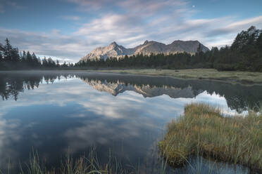 Entova-See in der Morgendämmerung, Entova-Alm, Malenco-Tal, Provinz Sondrio, Valtellina, Lombardei, Italien, Europa - RHPLF00415