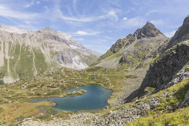 Türkisfarbener See zwischen felsigen Gipfeln und Wiesen, Crap Alv Lejets, Albulapass, Kanton Graubünden, Schweizer Alpen, Schweiz, Europa - RHPLF00418