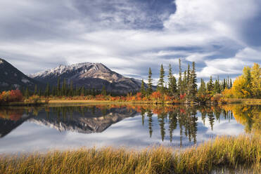 Herbstlaub und Bergsee, Jasper National Park, UNESCO-Weltkulturerbe, Kanadische Rockies, Alberta, Kanada, Nordamerika - RHPLF00425