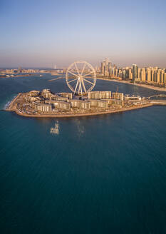 Luftaufnahme des Riesenrads auf der Insel Bluewaters in Dubai, V.A.E. - AAEF02259