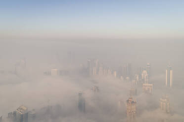 Luftaufnahme von nebligen Wolkenkratzern in der Business Bay, Dubai, VAE. - AAEF02260