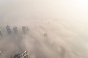 Luftaufnahme von nebligen Wolkenkratzern in der Business Bay, Dubai, VAE. - AAEF02261