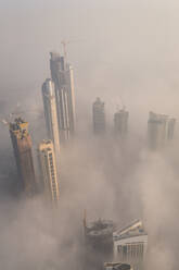 Luftaufnahme von nebligen Wolkenkratzern in der Business Bay, Dubai, VAE. - AAEF02262