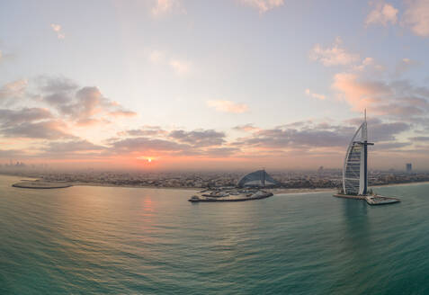 Panoramablick aus der Luft auf das luxuriöse Burj Al Arab Hotel in der Bucht von Dubai. - AAEF02271