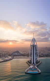 Panoramablick aus der Luft auf das luxuriöse Burj Al Arab Hotel in der Bucht von Dubai. - AAEF02274