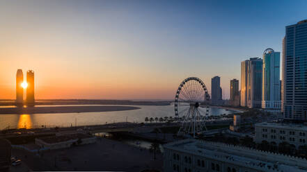 Luftaufnahme des Riesenrads bei Sonnenuntergang auf der Insel Bluewaters in Dubai, VAE. - AAEF02277