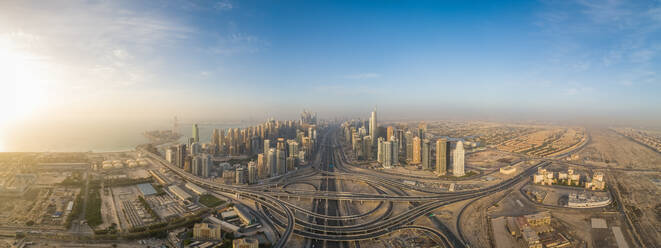 Panoramablick aus der Luft auf die Wolkenkratzer von Dubai, die kurvenreichen Straßen und den Persischen Golf der Vereinigten Arabischen Emirate. - AAEF02283