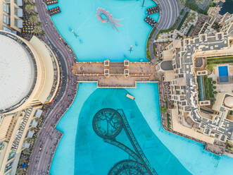 Luftaufnahme von Dubai Dancing Fountain und anderen Gebäuden, VAE. - AAEF02292