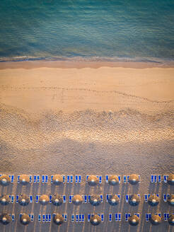 Luftaufnahme des Küstenstrands, Liegestühle und Sonnenschirme in Al Aqah, Dubai. - AAEF02293