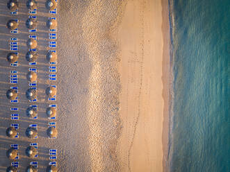 Luftaufnahme des Küstenstrands, Liegestühle und Sonnenschirme in Al Aqah, Dubai. - AAEF02294