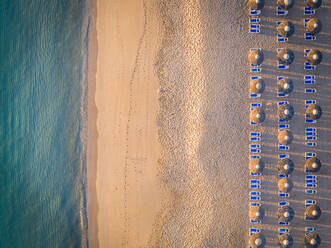 Luftaufnahme des Küstenstrands, Liegestühle und Sonnenschirme in Al Aqah, Dubai. - AAEF02295