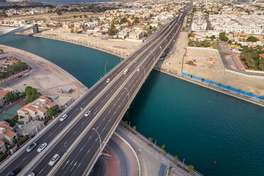 Luftaufnahme der Al Wasl Road über dem Fluss in Dubai, VAE. - AAEF02298