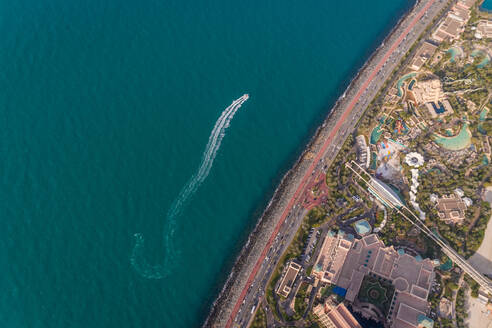 DUBAI, VAE - 5. JANUAR 2018: Luftaufnahme von Atlantis, The Palm Hotel und Schnellboot in Dubai, VAE. - AAEF02300