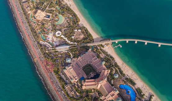 DUBAI, VAE - 5. JANUAR 2018: Luftaufnahme des Atlantis, The Palm Hotel und der langen Brücke in Dubai, VAE. - AAEF02301