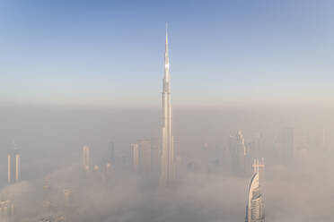Luftaufnahme des nebligen Burj Khalifa in der Business Bay, Dubai, VAE. - AAEF02302