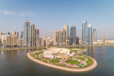 Luftaufnahme von Wolkenkratzern und Amphitheater auf der Insel Al Majaz in Sharjah, VAE. - AAEF02309