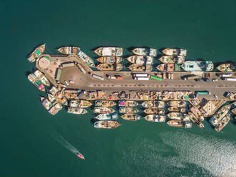 Luftaufnahme von Holzbooten im Hafen von Dubai Dhow Wharfage, VAE. - AAEF02320