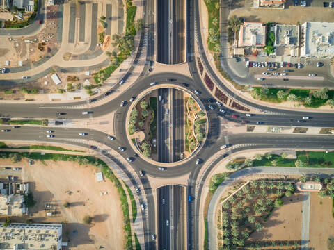 Luftaufnahme eines geometrischen Kreisverkehrs und von Straßen im Gebiet Al Jimi, Abu Dhabi, VAE., lizenzfreies Stockfoto