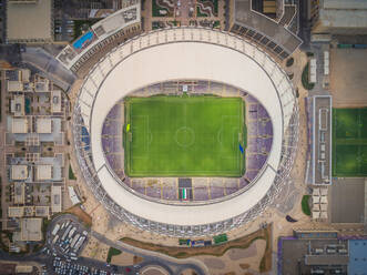 Luftaufnahme des Hazza bin Zayed-Stadions in Abu Dhabi, VAE. - AAEF02325