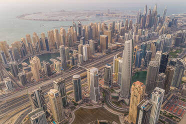Panoramablick auf die Wolkenkratzer von Dubai und Palm Jumeirah, VAE. - AAEF02330