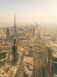 Panoramablick auf Dubais Wolkenkratzer, Straßen und den Burj Khalifa Tower, VAE. - AAEF02347