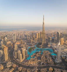 Luftaufnahme des Burj Khalifa-Wolkenkratzers und des Stadtbilds von Dubai, VAE. - AAEF02348