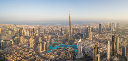 Luftaufnahme des Burj Khalifa-Wolkenkratzers und des Stadtbilds von Dubai, VAE. - AAEF02349