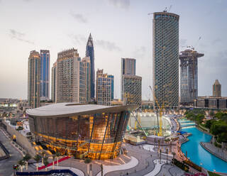 Luftaufnahme von Wolkenkratzern und beleuchteten Gebäuden in Business Bay, Dubai, VAE. - AAEF02353