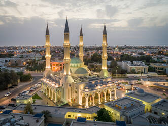 Luftaufnahme der Al Farooq Omar Bin Al Khattam Moschee in Dubai, VAE. - AAEF02358