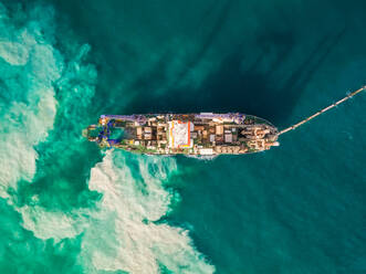 Luftaufnahme eines Sandbaggerschiffs im Persischen Golf, Dubai, VAE. - AAEF02360