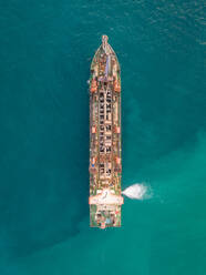 Luftaufnahme eines Sandbaggerschiffs im Persischen Golf, Dubai, VAE. - AAEF02361