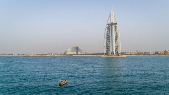 Luftaufnahme des luxuriösen Burj Al Arab Hotels und des gelben Bootes, Dubai. - AAEF02369