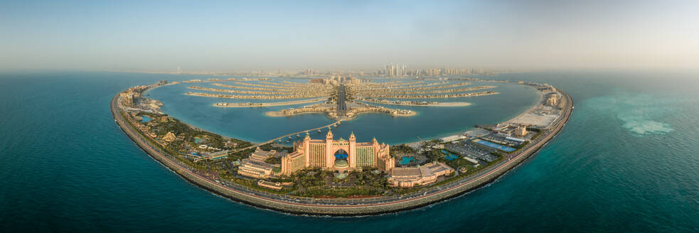 Panoramablick aus der Luft auf Aquaventure und die Palm Jumeirah, Dubai, VAE. - AAEF02372