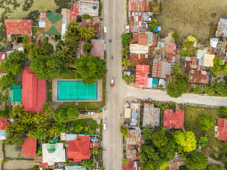 Luftaufnahme eines Wohnviertels mit Tennisplatz in Dauis, Philippinen. - AAEF02399