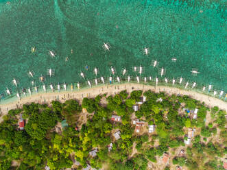 Luftaufnahme von Strand, Gebäuden, philippinischen Booten, Balicasag Island, Philippinen. - AAEF02406