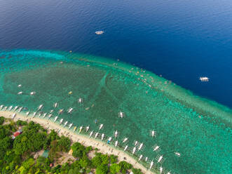 Luftaufnahme von Strand, Gebäuden, philippinischen Booten, Balicasag Island, Philippinen. - AAEF02407