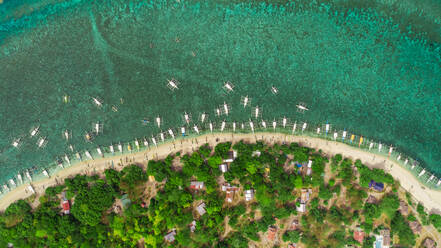 Luftaufnahme von Strand, Gebäuden, philippinischen Booten, Balicasag Island, Philippinen. - AAEF02410