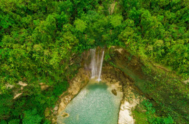 Luftaufnahme des Camugao-Wasserfalls in Balilihan, Philippinen. - AAEF02425