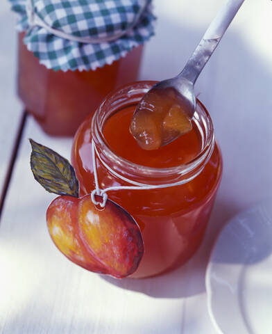 Hohe Winkel Nahaufnahme von hausgemachten Pfirsich Marmelade in Einmachglas auf dem Tisch, lizenzfreies Stockfoto