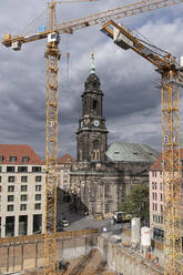 Hochformatige Ansicht von Kränen und der Kreuzkirche gegen den bewölkten Himmel in der Stadt, Sachsen, Deutschland - CHPF00545