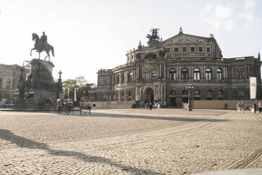 Ansicht der Semperoper gegen den Himmel in der Stadt an einem sonnigen Tag, Sachsen, Deutschland - CHPF00546