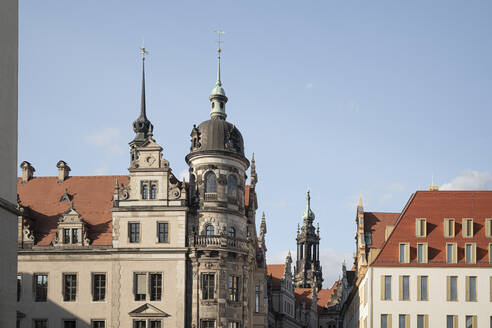 Blick auf das Residenzschloss vor blauem Himmel in Dresden, Sachsen, Deutschland - CHPF00549