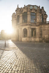 Ansicht des Zwingers gegen den Himmel bei Sonnenuntergang in Dresden, Sachsen, Deutschland - CHPF00556