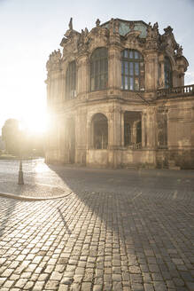 Ansicht des Zwingers gegen den Himmel bei Sonnenuntergang in Dresden, Sachsen, Deutschland - CHPF00556